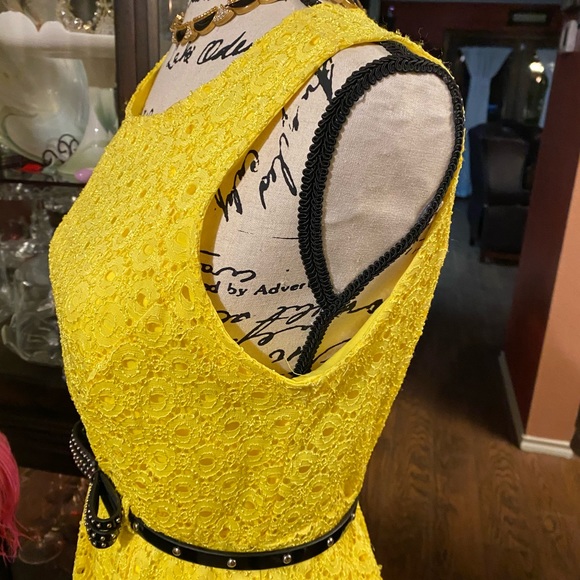Beautiful Yellow Dress. - Picture 3 of 7